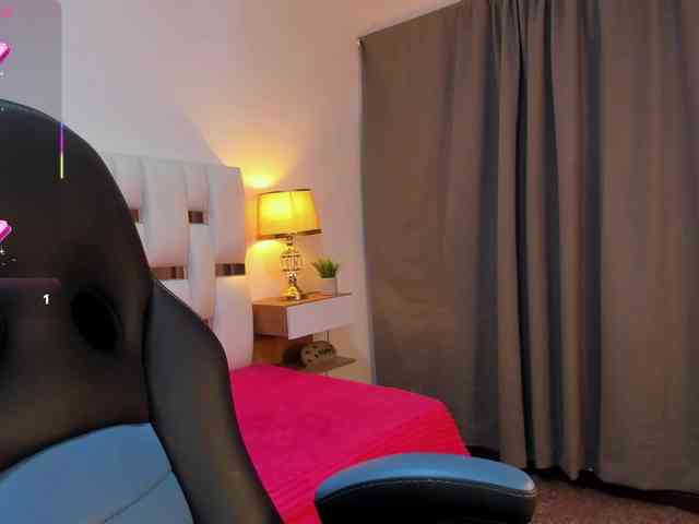 NauthyNahomi webcam