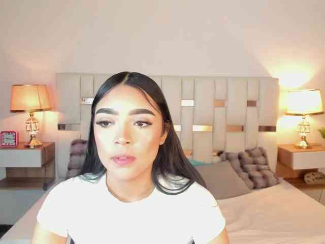 NauthyNahomi webcam