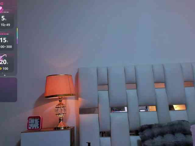 nauthynahomi's live room