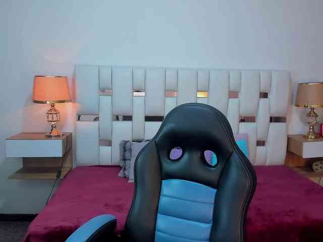 NauthyNahomi webcam