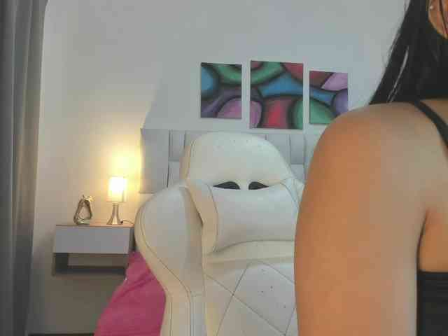 NauthyNahomi webcam