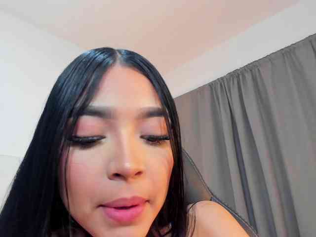 NauthyNahomi webcam