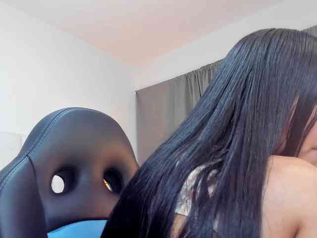 NauthyNahomi webcam