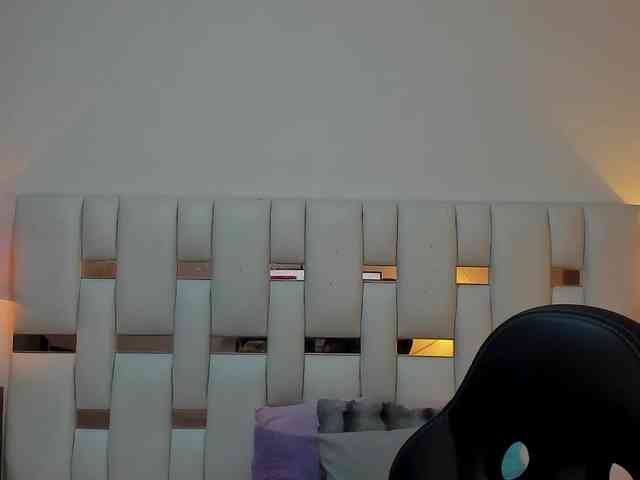 NauthyNahomi webcam