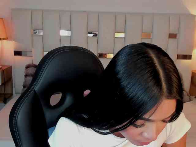 NauthyNahomi webcam