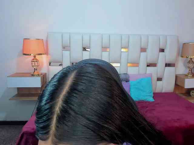 NauthyNahomi webcam
