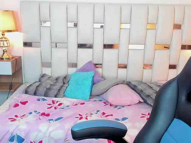 NauthyNahomi webcam