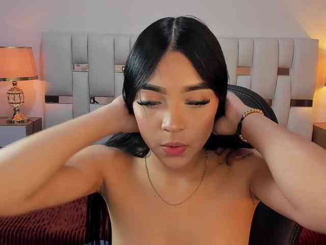 NauthyNahomi webcam