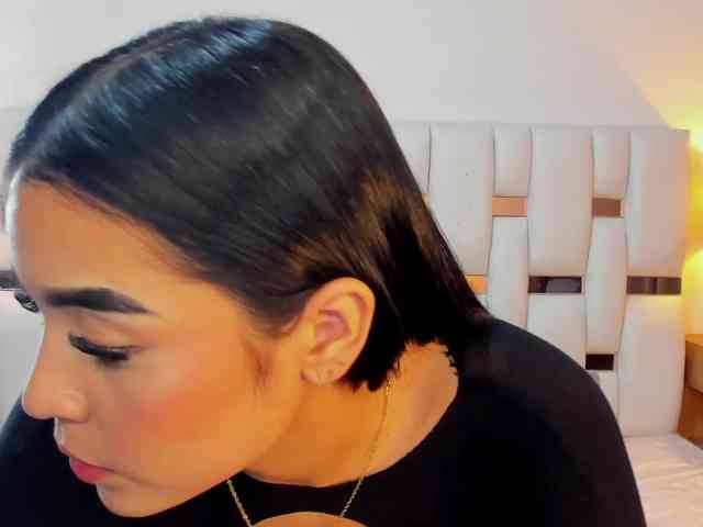 NauthyNahomi webcam