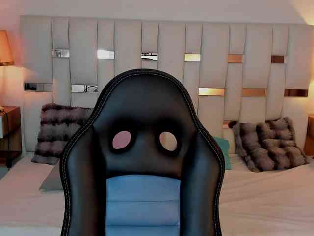 NauthyNahomi webcam