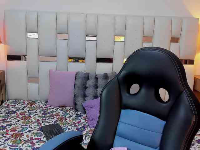 NauthyNahomi webcam