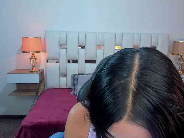 NauthyNahomi webcam