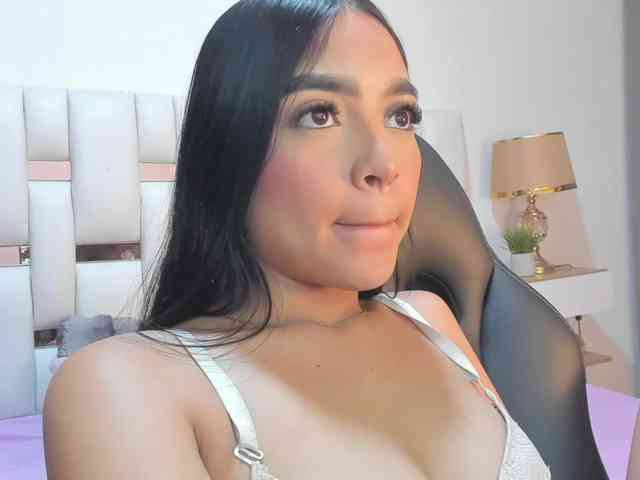 NauthyNahomi webcam