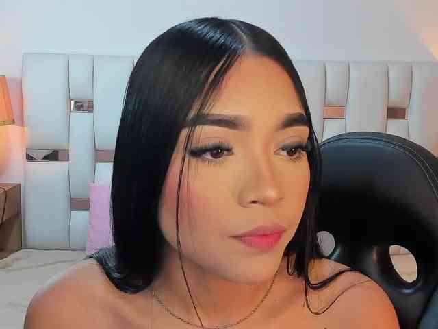 NauthyNahomi webcam