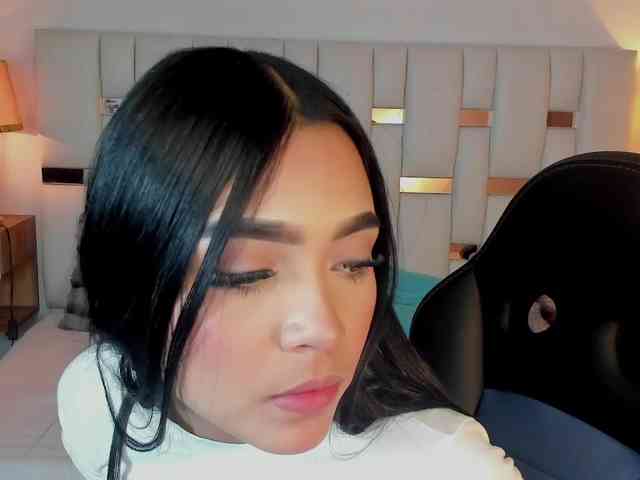 NauthyNahomi webcam