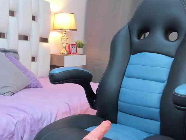 NauthyNahomi webcam