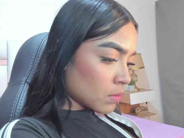 NauthyNahomi webcam