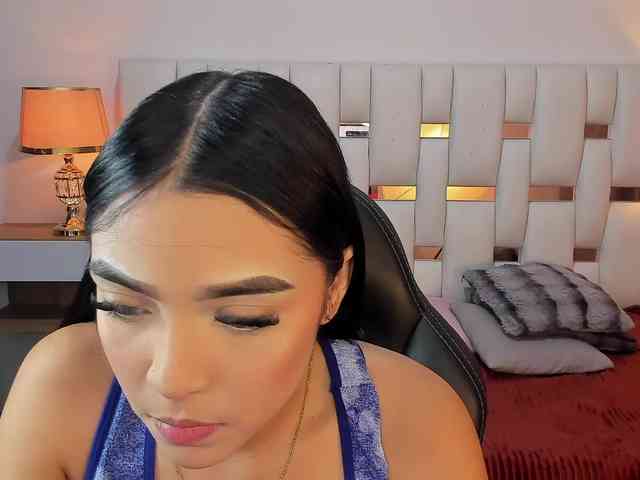 NauthyNahomi webcam