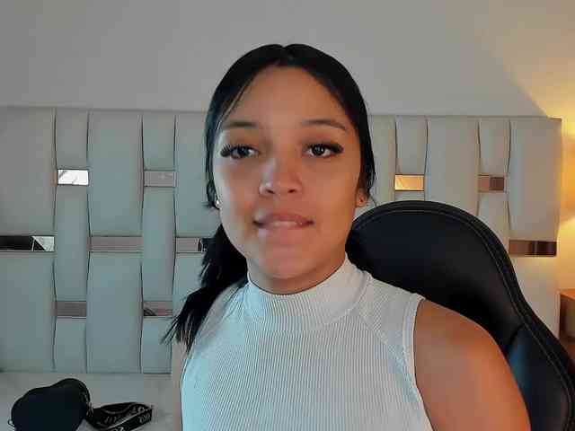 NauthyNahomi webcam