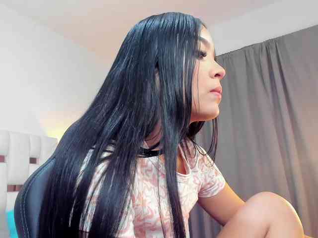 NauthyNahomi webcam