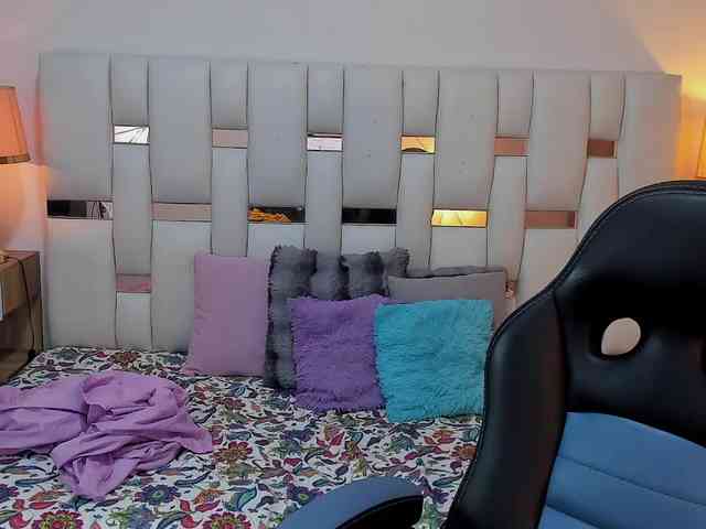 NauthyNahomi webcam