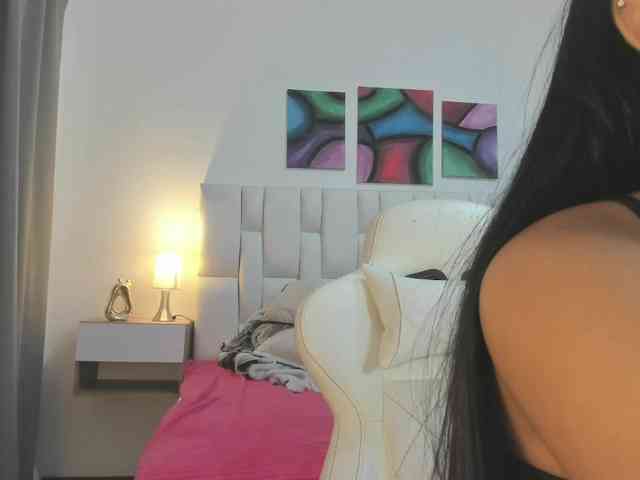 NauthyNahomi webcam