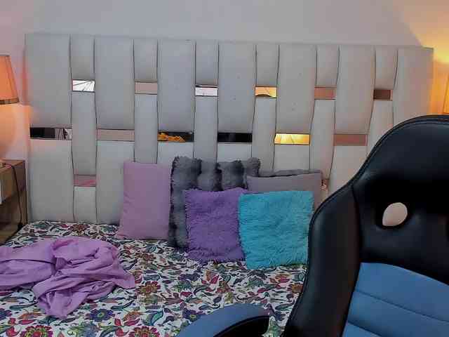 NauthyNahomi webcam