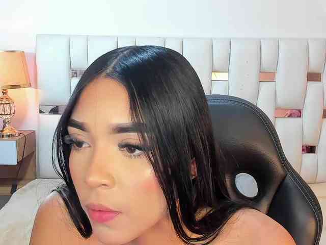 NauthyNahomi webcam