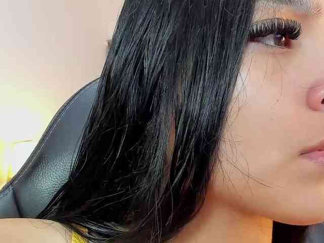 NauthyNahomi webcam