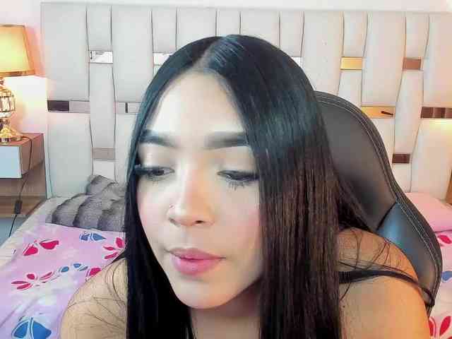 NauthyNahomi webcam