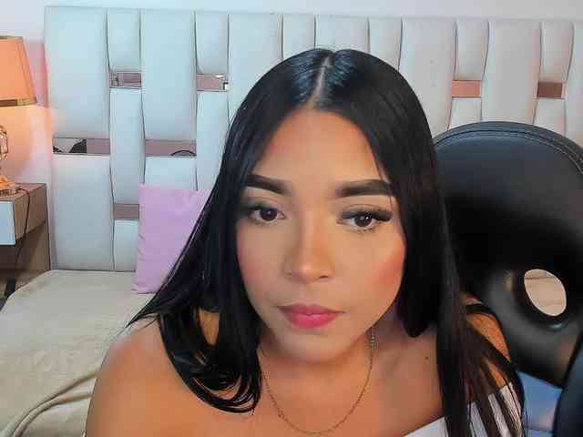 NauthyNahomi webcam