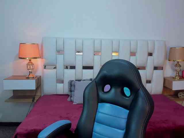 NauthyNahomi webcam
