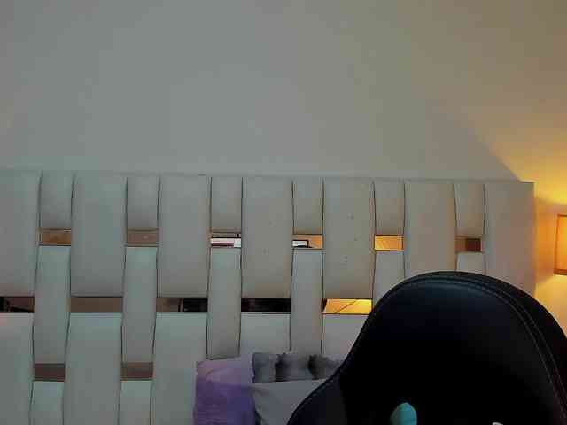 NauthyNahomi webcam