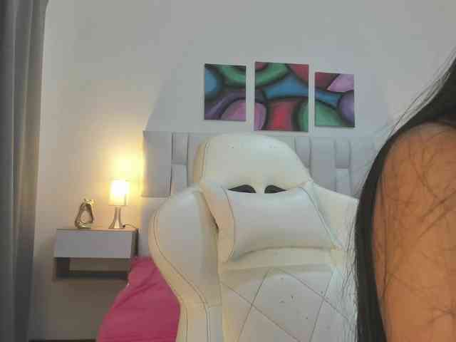 NauthyNahomi webcam