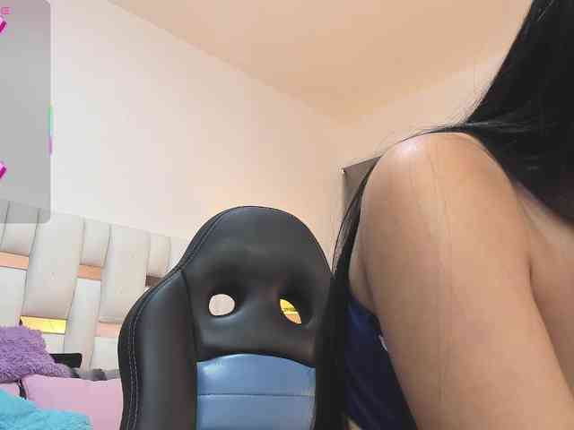 NauthyNahomi webcam