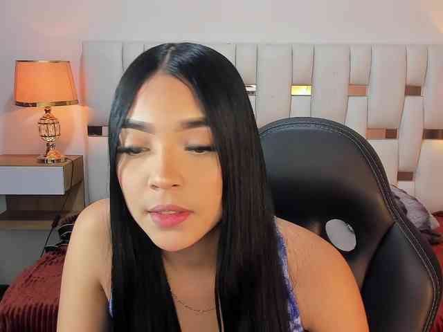NauthyNahomi webcam