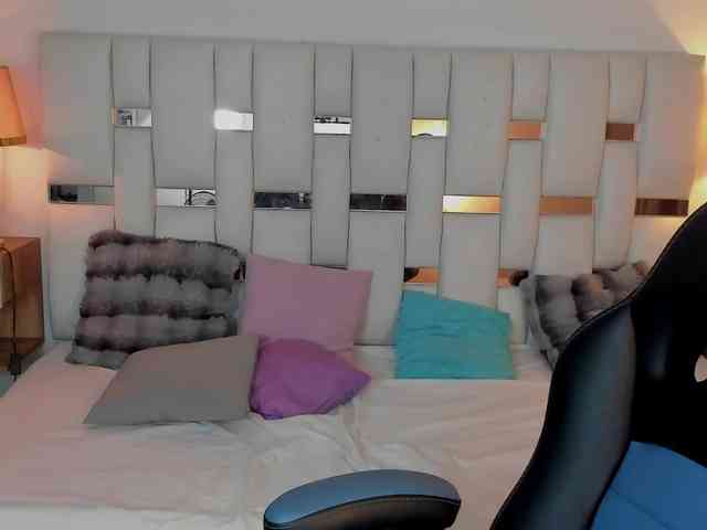 NauthyNahomi webcam