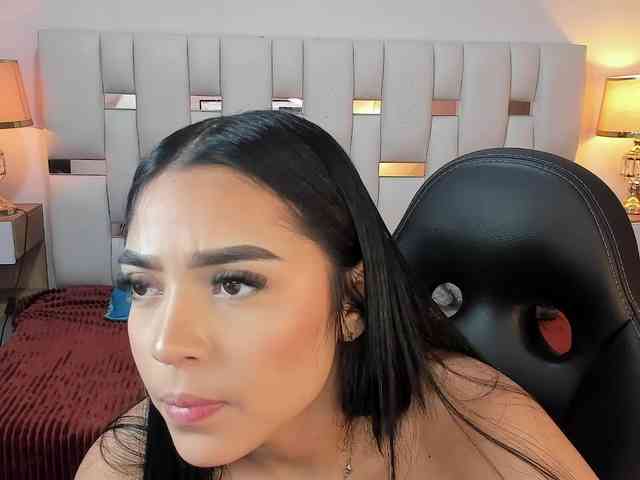 NauthyNahomi webcam