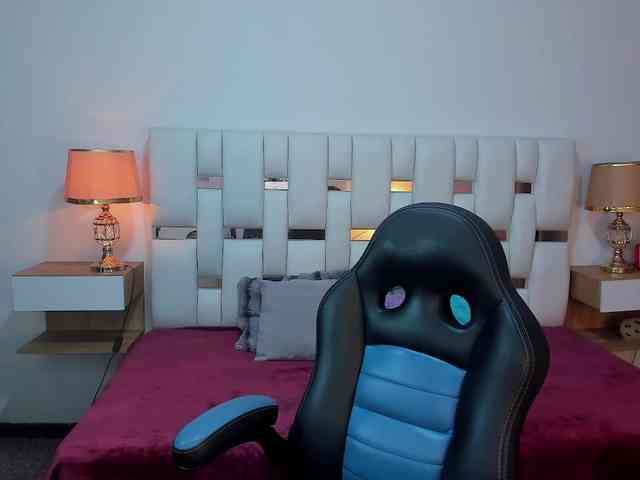 NauthyNahomi webcam