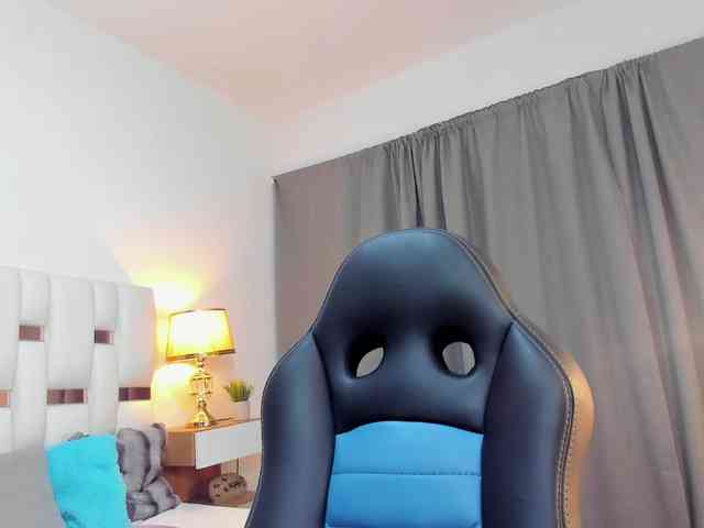 NauthyNahomi webcam