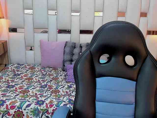 NauthyNahomi webcam