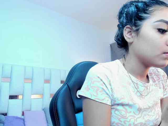 NauthyNahomi webcam