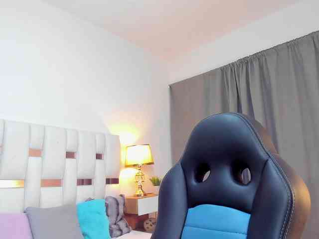 NauthyNahomi webcam