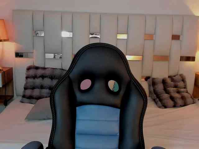 NauthyNahomi webcam