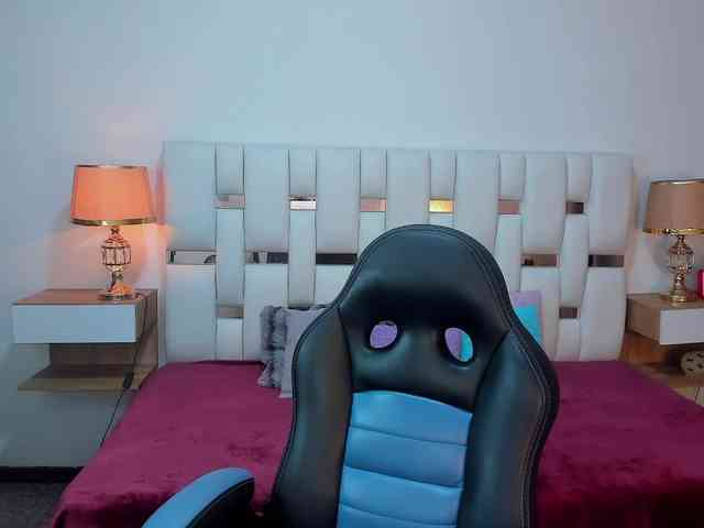 NauthyNahomi webcam