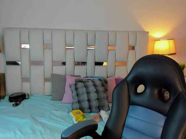 NauthyNahomi webcam