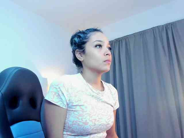 NauthyNahomi webcam
