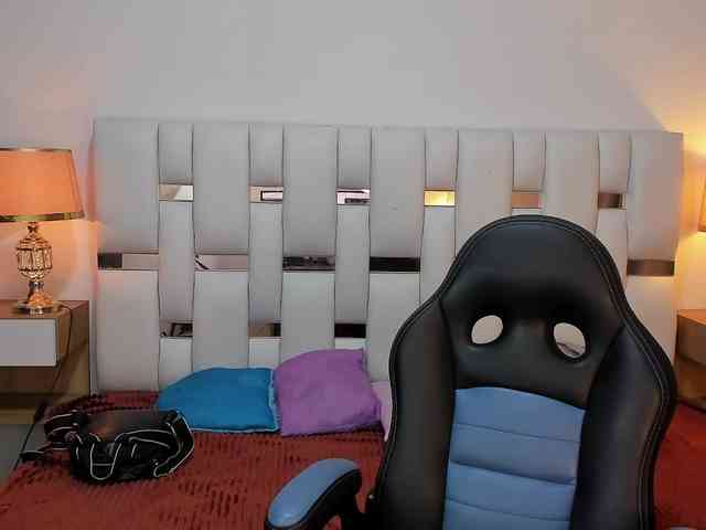 NauthyNahomi webcam