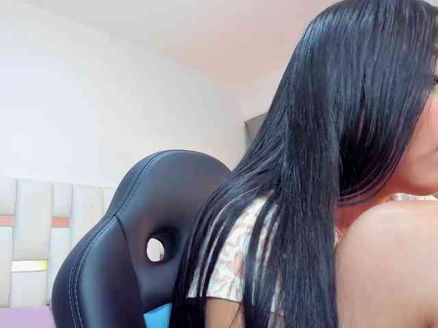NauthyNahomi webcam
