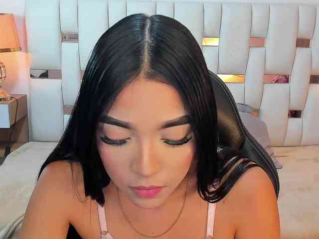 NauthyNahomi webcam
